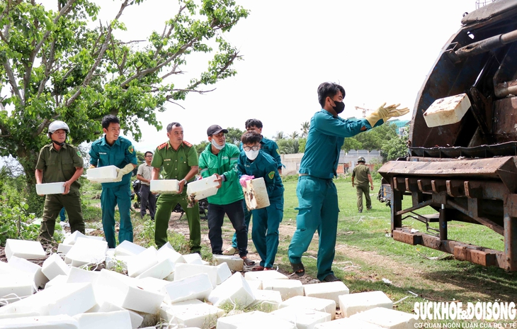 Thu gom hàng trăm viên nén màu trắng nghi là phôi xà phòng bị vứt bỏ trái phép- Ảnh 1. Thu gom hàng trăm viên nén màu trắng nghi là phôi xà phòng bị vứt bỏ trái phép- Ảnh 1.