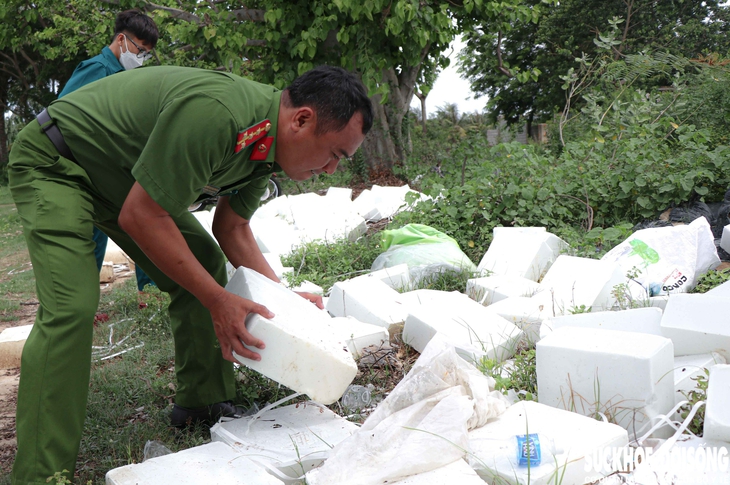 Thu gom hàng trăm viên nén màu trắng nghi là phôi xà phòng bị vứt bỏ trái phép- Ảnh 2. Thu gom hàng trăm viên nén màu trắng nghi là phôi xà phòng bị vứt bỏ trái phép- Ảnh 2.