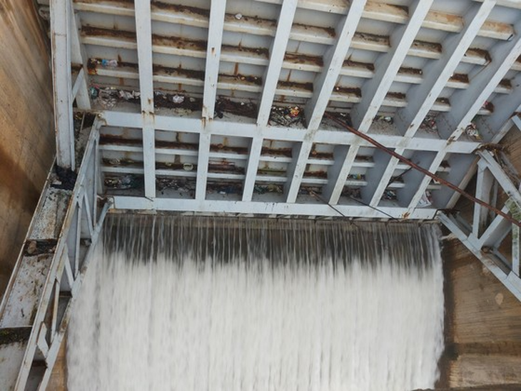 Hà Tĩnh kích hoạt xả tràn nhiều hồ chứa nước đề phòng mưa lũ- Ảnh 1.