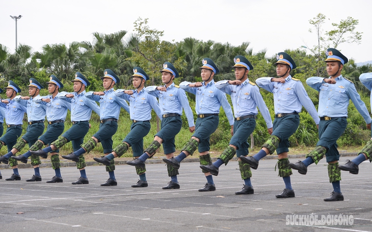 Bộ đội Phòng không - Không quân đeo tạ luyện sức bền cho lễ diễu binh 2/9