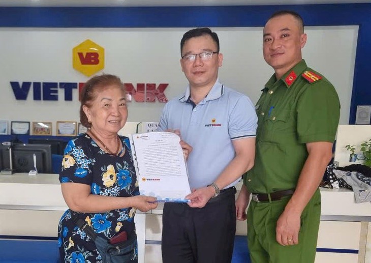 Hành động của cụ bà ở Hải Phòng khi nhận được 300 triệu chuyển khoản nhầm- Ảnh 1. Hành động của cụ bà ở Hải Phòng khi nhận được 300 triệu chuyển khoản nhầm- Ảnh 1.