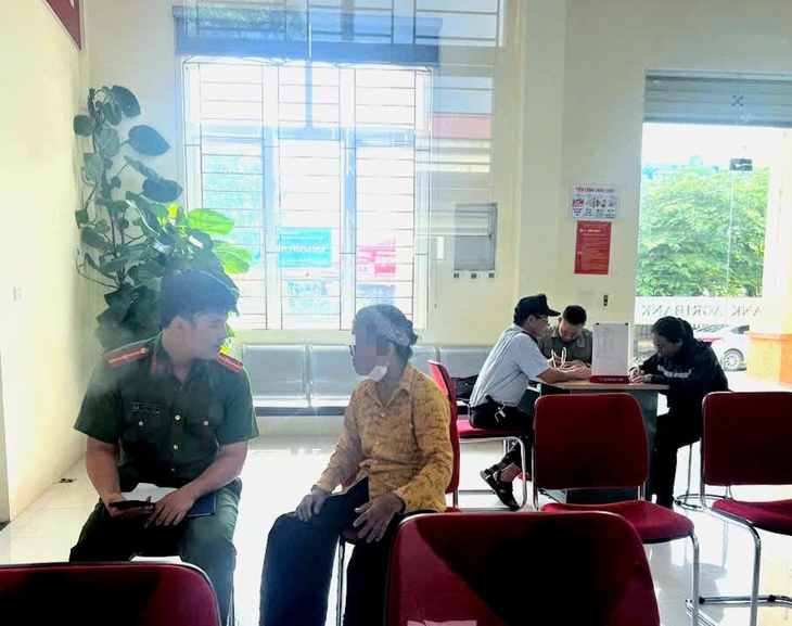 Cụ bà suýt mất hơn 300 triệu đồng vì tin lời 'công an giả'- Ảnh 1.
