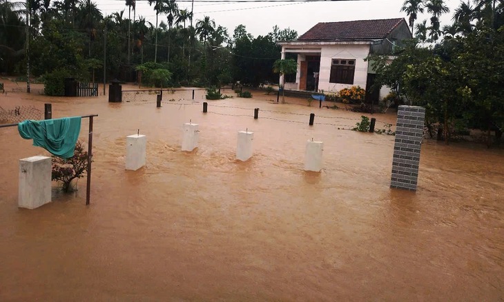Hàng trăm ngôi nhà bị ngập do mưa cực lớn ở miền Trung- Ảnh 3.
