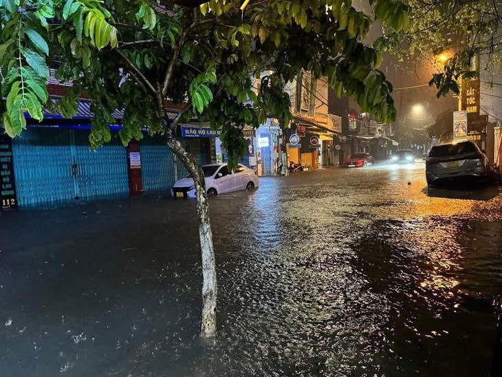 Mưa lớn, cảnh báo lũ trên các sông ở Miền Trung đang lên rất nhanh- Ảnh 2. Mưa lớn, cảnh báo lũ trên các sông ở Miền Trung đang lên rất nhanh- Ảnh 2.