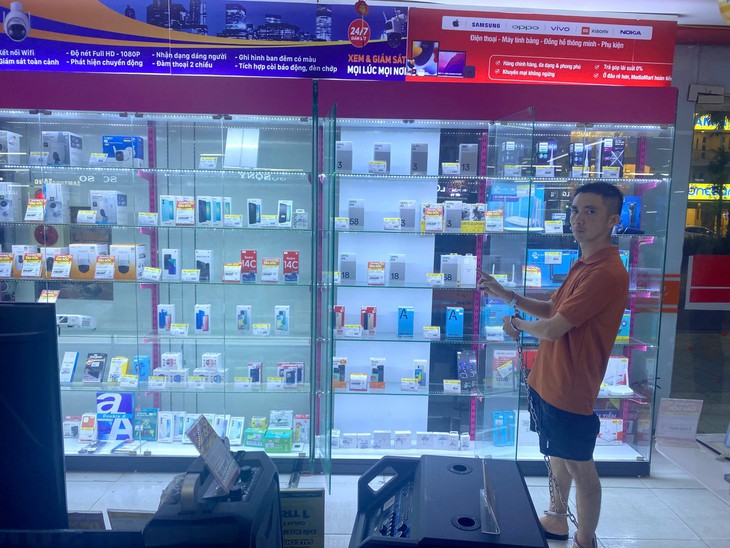 Đột nhập siêu thị Media Mart lúc nửa đêm, gã thanh niên trộm nhiều điện thoại, máy tính xách tay- Ảnh 1. Đột nhập siêu thị Media Mart lúc nửa đêm, gã thanh niên trộm nhiều điện thoại, máy tính xách tay- Ảnh 1.