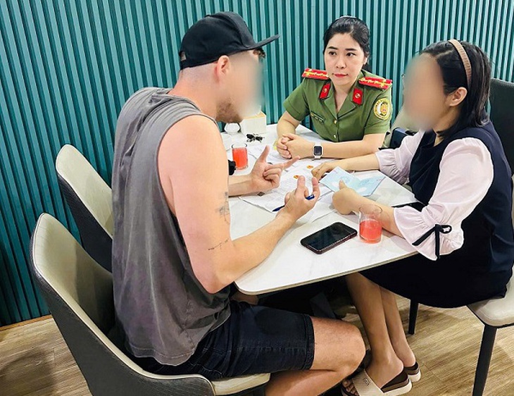 Sửa thông tin thị thực, người nước ngoài lĩnh án phạt và bị trục xuất - Ảnh 1.