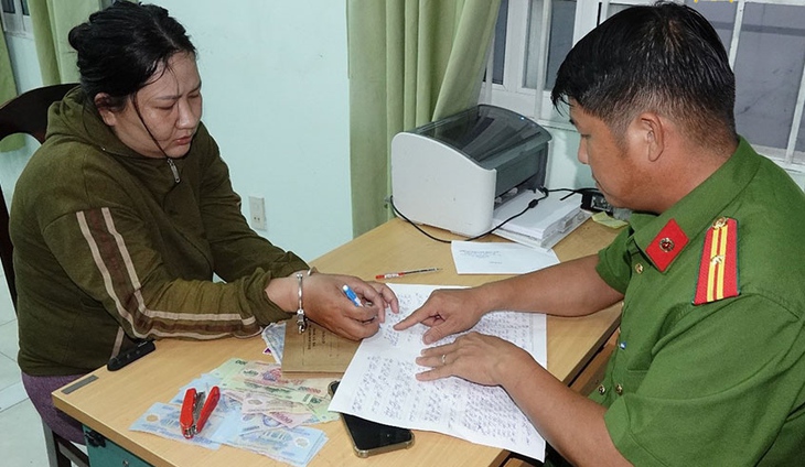 Giả vờ mua vé số, nữ quái ra tay cướp giật- Ảnh 1.