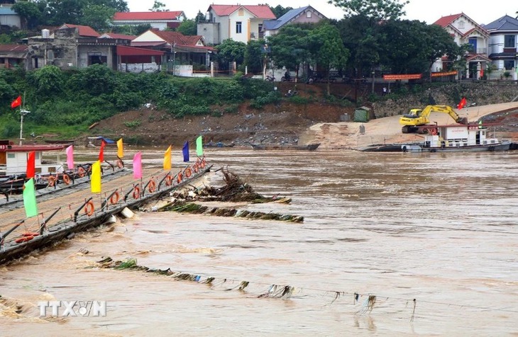 Phú Thọ: Tạm thời vận hành phà quân sự phục vụ người dân qua cầu Phong Châu- Ảnh 1.