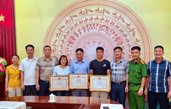 Nhân viên y tế cùng 2 người dân cứu học sinh lớp 9 đuối nước trên sông Lô- Ảnh 1.