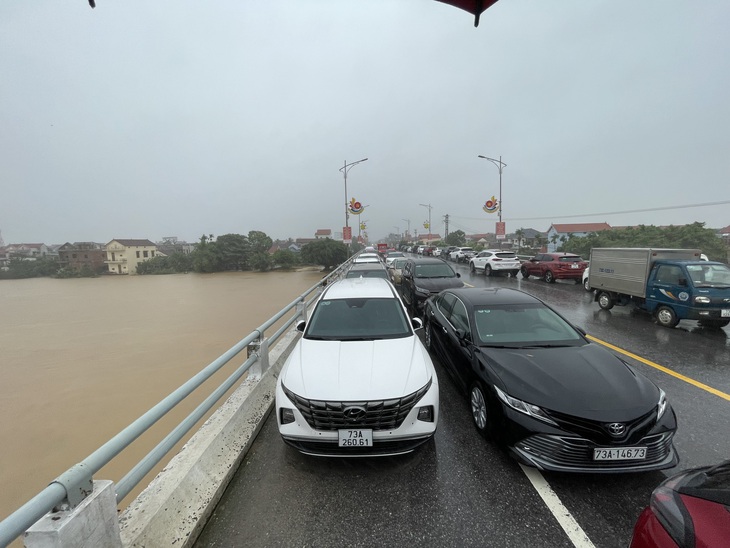 Người dân Quảng Bình ‘chạy lũ’, đưa ô tô, xe máy lên cầu tránh ngập- Ảnh 7.