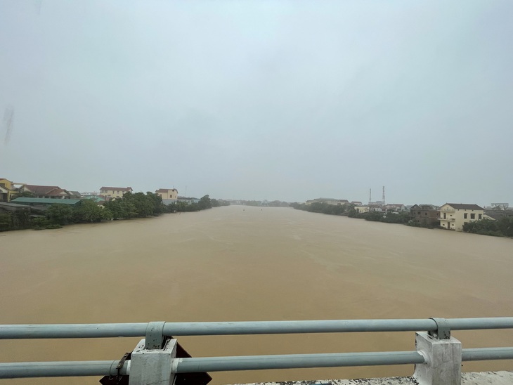 Người dân Quảng Bình ‘chạy lũ’, đưa ô tô, xe máy lên cầu tránh ngập- Ảnh 1.