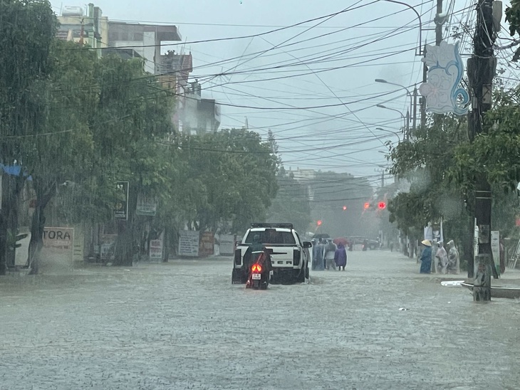 Người dân Quảng Bình ‘chạy lũ’, đưa ô tô, xe máy lên cầu tránh ngập- Ảnh 4.