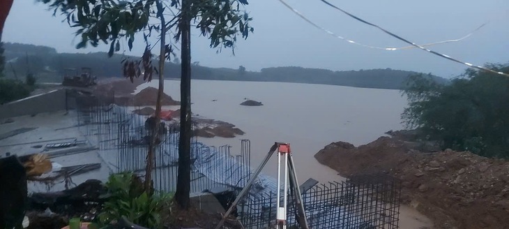 Mưa lớn bất thường giữa mùa hè làm vỡ đập thuỷ lợi- Ảnh 2.