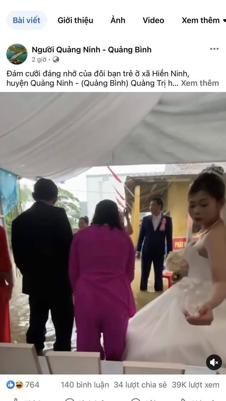 Đám cưới đáng nhớ của vợ chồng trẻ, khách ngồi trong nước lũ chúc mừng hạnh phúc- Ảnh 1. Đám cưới đáng nhớ của vợ chồng trẻ, khách ngồi trong nước lũ chúc mừng hạnh phúc- Ảnh 1.
