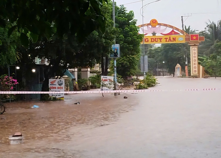 Mưa lũ bất thường giữa mùa hè, nhiều nhà dân ở Quảng Trị ngập sâu, có nơi hơn 1,5m- Ảnh 1.
