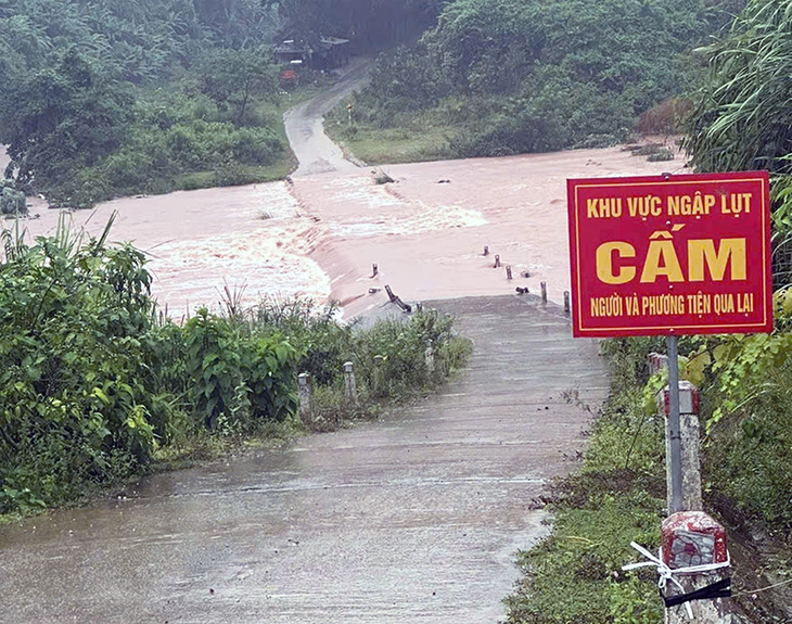 Người dân Quảng Bình ‘chạy lũ’, đưa ô tô, xe máy lên cầu tránh ngập- Ảnh 2.