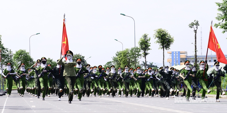 'Blouse trắng' lặng thầm bảo vệ sức khoẻ đội hình diễu binh- Ảnh 1.