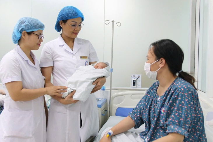 Nghẹt thở giành lại sự sống cho sản phụ sa dây rau khi thai chưa lọt ngôi, suy thai- Ảnh 4. Nghẹt thở giành lại sự sống cho sản phụ sa dây rau khi thai chưa lọt ngôi, suy thai- Ảnh 4.