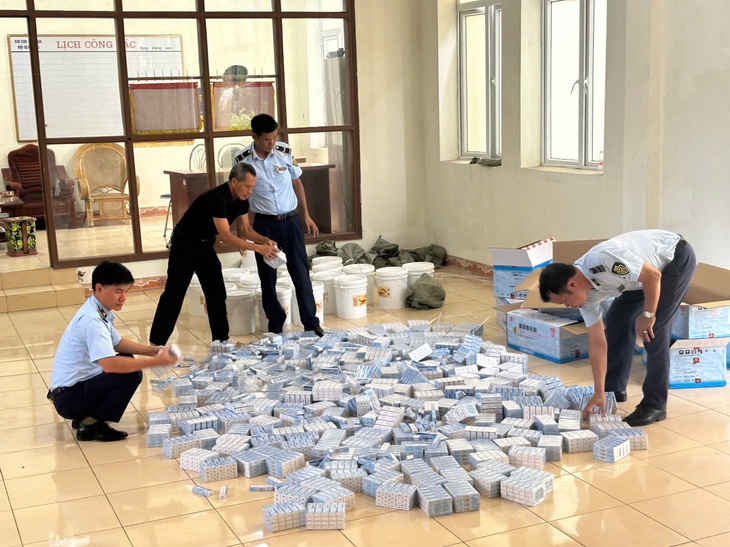 Khám kho hàng ở vùng biên, thu giữ hơn 5.400 tuýp thuốc trị ngứa nhập lậu- Ảnh 1.