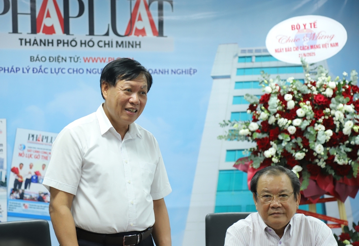 Thứ trưởng Bộ Y tế Đỗ Xuân Tuyên thăm, chúc mừng các cơ quan báo chí tại TPHCM- Ảnh 1.