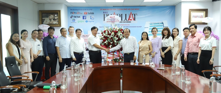 Thứ trưởng Bộ Y tế Đỗ Xuân Tuyên thăm, chúc mừng các cơ quan báo chí tại TPHCM- Ảnh 2.