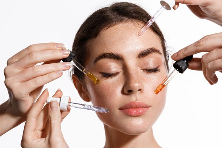 Những sản phẩm cần tránh kết hợp với retinoid/retinol trong chăm sóc da - Ảnh 2.