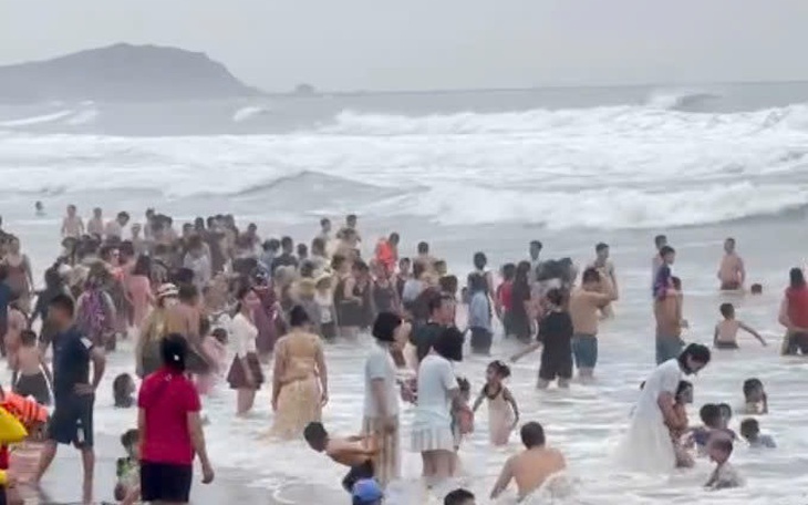 Hơn 20 người bị nước cuốn ở biển Cửa Lò