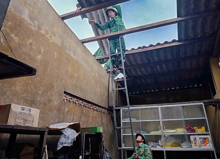 Hơn 50 ngôi nhà ở Huế bị tốc mái do dông lốc- Ảnh 1.