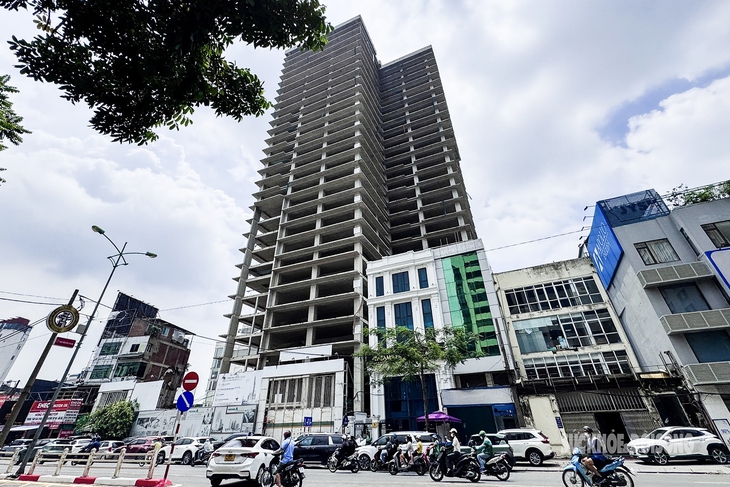 Toà nhà 'trơ xương' giữa đất vàng Hà Nội- Ảnh 1.