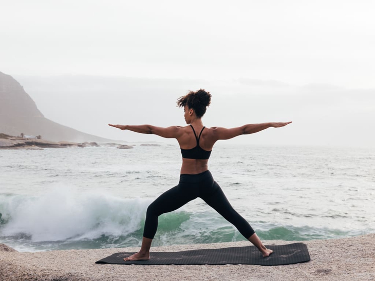 Chuỗi động tác yoga 15 phút giúp phục hồi năng lượng, thay thế cà phê- Ảnh 4. Chuỗi động tác yoga 15 phút giúp phục hồi năng lượng, thay thế cà phê- Ảnh 4.