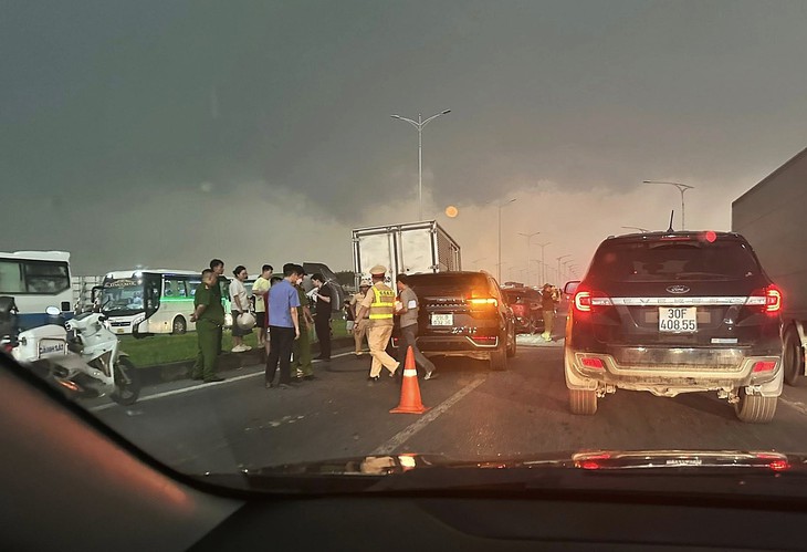 Tai nạn liên hoàn 5 ô tô gần cầu Phù Đổng, giao thông ùn tắc kéo dài- Ảnh 2. Tai nạn liên hoàn 5 ô tô gần cầu Phù Đổng, giao thông ùn tắc kéo dài- Ảnh 2.