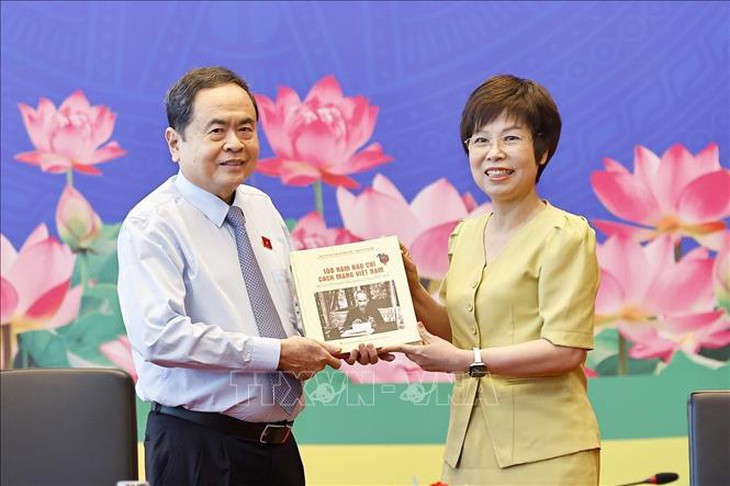 Chủ tịch Quốc hội: Báo chí đưa hơi thở cuộc sống, tâm nguyện của cử tri đến với nghị trường- Ảnh 10. Chủ tịch Quốc hội: Báo chí đưa hơi thở cuộc sống, tâm nguyện của cử tri đến với nghị trường- Ảnh 10.