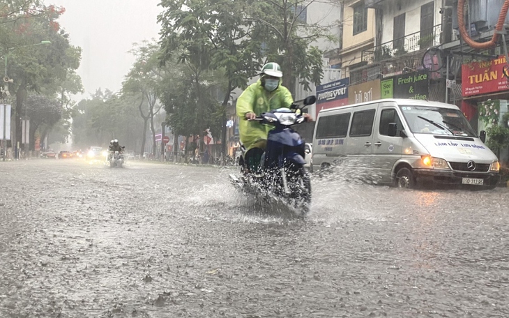 Cảnh báo mưa dông mạnh ở miền Bắc đêm nay sau nắng nóng thiêu đốt