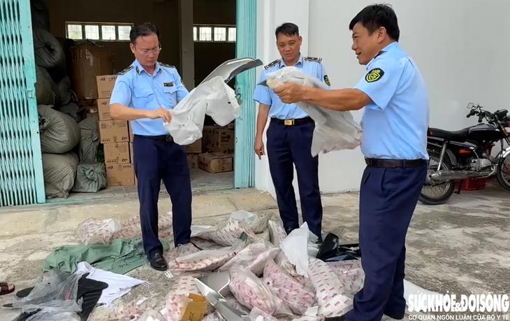 Tiêu hủy hàng loạt túi xách 'hàng hiệu', phụ tùng xe máy giả mạo- Ảnh 1.