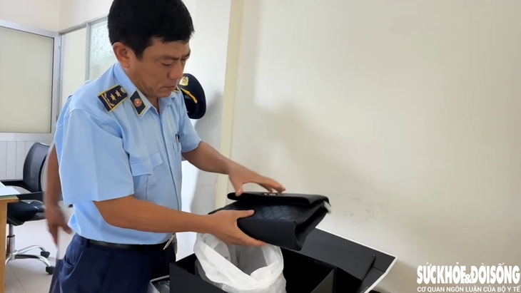 Tiêu hủy hàng loạt túi xách 'hàng hiệu', phụ tùng xe máy giả mạo- Ảnh 2.