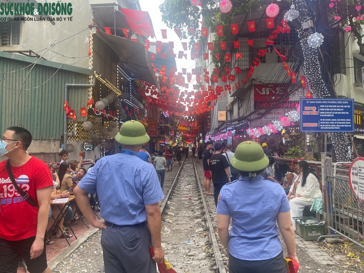 Phố cà phê đường tàu vẫn tấp nập du khách check in khi tàu chạy qua- Ảnh 2.