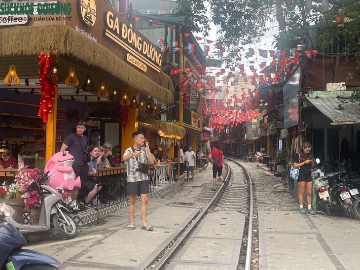 Phố cà phê đường tàu vẫn tấp nập du khách check in khi tàu chạy qua- Ảnh 3.
