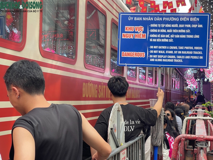 Phố cà phê đường tàu vẫn tấp nập du khách check in khi tàu chạy qua- Ảnh 4.