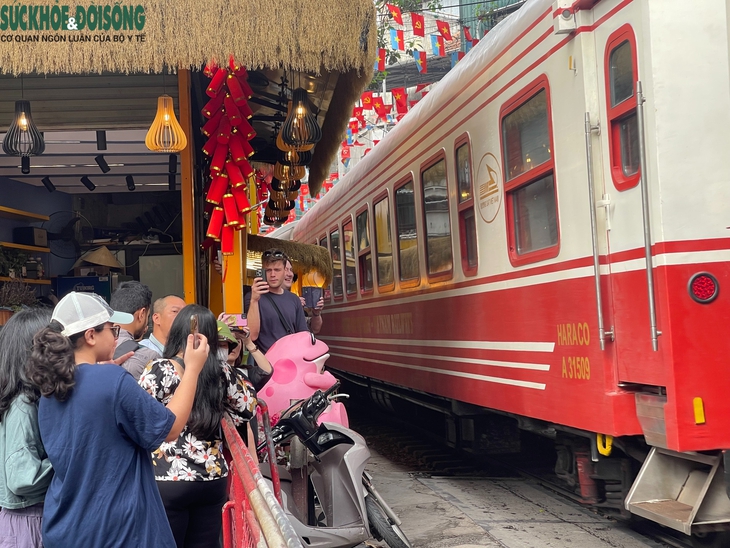 Phố cà phê đường tàu vẫn tấp nập du khách check in khi tàu chạy qua- Ảnh 5.
