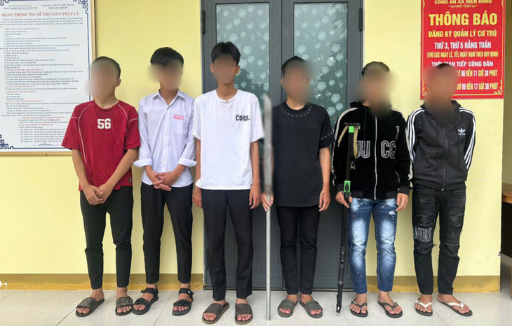 Mang hung khí đi trả thù, nhóm thanh thiếu niên ở Quảng Nam lao vào đánh nhầm người- Ảnh 1.