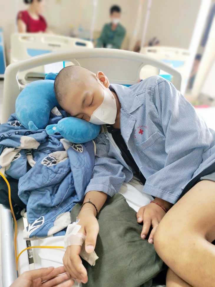 Nam sinh người dân tộc Hà Nhì mắc bệnh hiểm nghèo cần sự trợ giúp để điều trị- Ảnh 1.