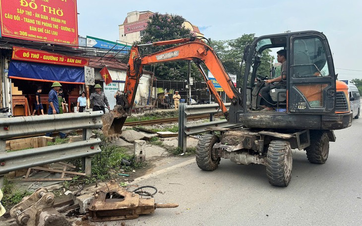 Đóng lối đi tự mở nguy hiểm trên tuyến đường sắt Bắc - Nam qua Quảng Trị- Ảnh 3.