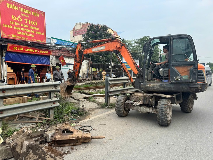 Đóng loạt lối đi 'tử thần' sau tai nạn đường sắt thương tâm tại Văn Điển- Ảnh 3. Đóng loạt lối đi 'tử thần' sau tai nạn đường sắt thương tâm tại Văn Điển- Ảnh 3.