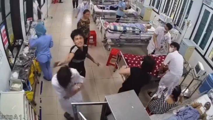 'Cần phải nghiêm trị những hành vi hành hung nhân viên y tế, dù vì bất cứ lý do gì'- Ảnh 2.