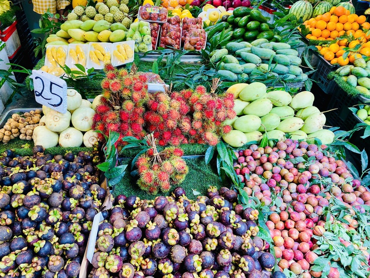 Mận hậu bán ngập thị trường, tiểu thương chỉ cách phân biệt mận Việt và mận Trung Quốc- Ảnh 1.