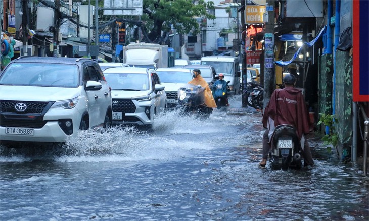Miền Bắc duy trì trạng thái nắng nóng ở đồng bằng, mưa dông ở vùng núi- Ảnh 2. Miền Bắc duy trì trạng thái nắng nóng ở đồng bằng, mưa dông ở vùng núi- Ảnh 2.