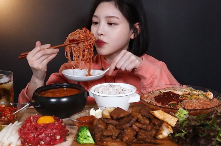Sức khỏe ảnh hưởng nghiêm trọng từ những thử thách ăn uống cực đoan trên mạng xã hội- Ảnh 2.