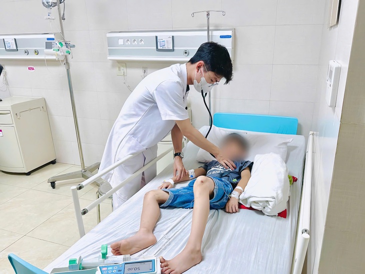 Bé trai 9 tuổi vỡ lách độ III, chảy máu trong ổ bụng được cứu sống- Ảnh 2. Bé trai 9 tuổi vỡ lách độ III, chảy máu trong ổ bụng được cứu sống- Ảnh 2.