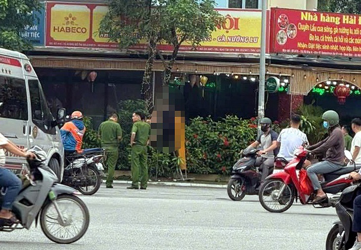 Người dân bàng hoàng phát hiện nam thanh niên tử vong trong tư thế treo cổ ở Hà Nội - Ảnh 2.
