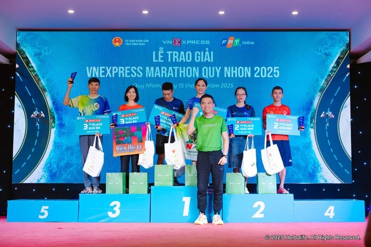 Herbalife Việt Nam đồng hành cùng giải chạy VnEpxress Marathon Quy Nhơn với hơn 12.000 người tham gia để khuyến khích lối sống năng động lành mạnh- Ảnh 1.